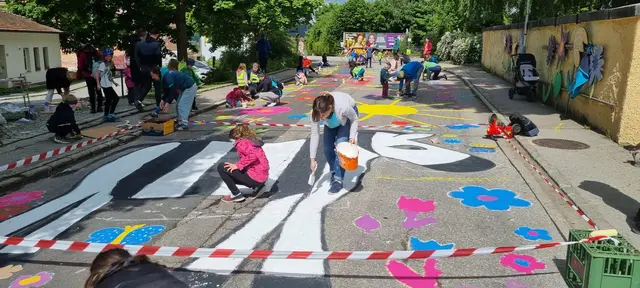 Im vergangenen Jahr verwandelten Kinder die Straße vor dem Kindergarten in ein buntes Kunstwerk, um ein Zeichen für sichere Wege und mehr Platz für junge Verkehrsteilnehmer zu setzen. | Foto: Radlobby Oberes Mühlviertel
