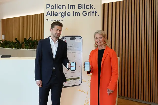 Markus Berger, Österreichischer Polleninformationsdienst und Ulrike Mursch-Edlmayr, Österreichische Apothekerkammer, präsentieren eine neue Funktion der ApoApp. | Foto: ÖAK