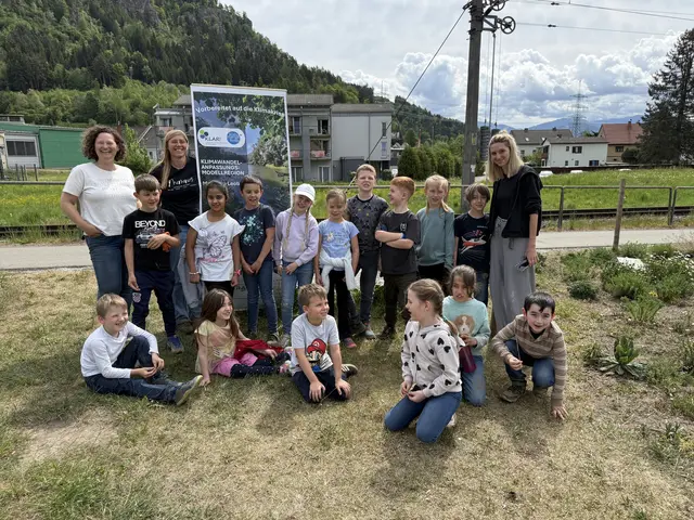 Die Kinder der zweiten Klasse der Volksschule St. Peter-Freienstein widmeten sich unter der fachkundigen Anleitung von Judith Sattler, der Managerin der KLAR! Murraum Leoben, sowie Gemeinderätin Elisabeth Wolkenstein der Pflege des Wildstaudenbeets.