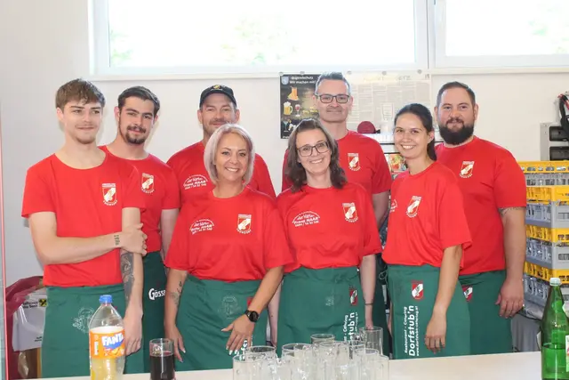 Die Getränkemannschaft der FF Thondorf beim Florianifest. | Foto: FF Thondorf