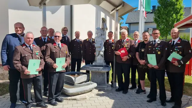 Bürgermeister Gerald Wonner, die Vizebürgermeister Johannes Ulrich und  Martin Nachbagauer-Steiner, ABI Johann Masser mit dem Kommando der FF Thondorf und allen ausgezeichneten und geehrten Kameraden. | Foto: FF Thondorf