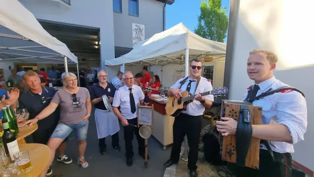 Am Nachmittag sorgten auch Kameraden der zweiten Feuerwehr in der Markgemeinde von der FF Gössendorf vor dem Feltzelt für Stimmung. | Foto: FF Thondorf