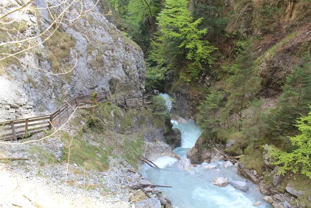 [Anzeige] Naturerlebnis zwischen Wasser, Fels und Geschichte