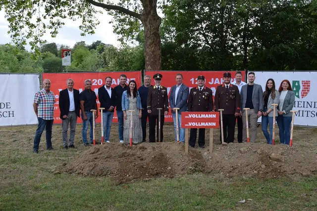 Zahlreiche Ehrengäste aus Politik und Feuerwehrwesen begleiteten den offiziellen Baubeginn und unterstrichen die große Bedeutung des Projekts. | Foto: FF Tillmitsch