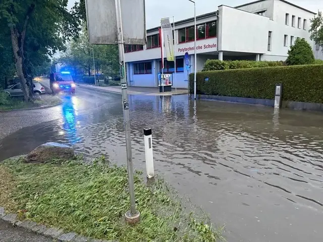 Die Peter-Rosegger-Straße in Ried war kurzzeitig überflutet. | Foto: FF Ried