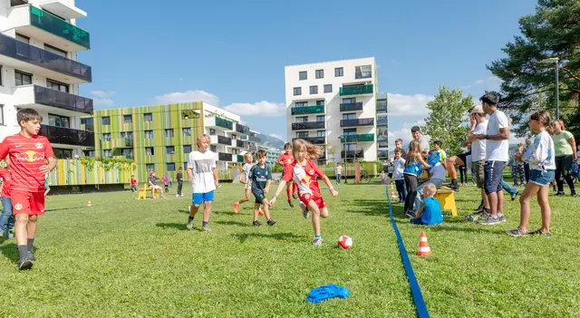 2026 finden von Mai bis Mitte Juli in sechs Wohnsiedlungen wöchentliche „Heimspiele“ statt. Auch dieses Jahr kommt das Heimspiel-Team wieder in Siedlungen in Maxglan, Lehen, Aigen, in der Goethestraße und in Liefering.  | Foto: Archivbild: Stadt Salzburg/A. Killer
