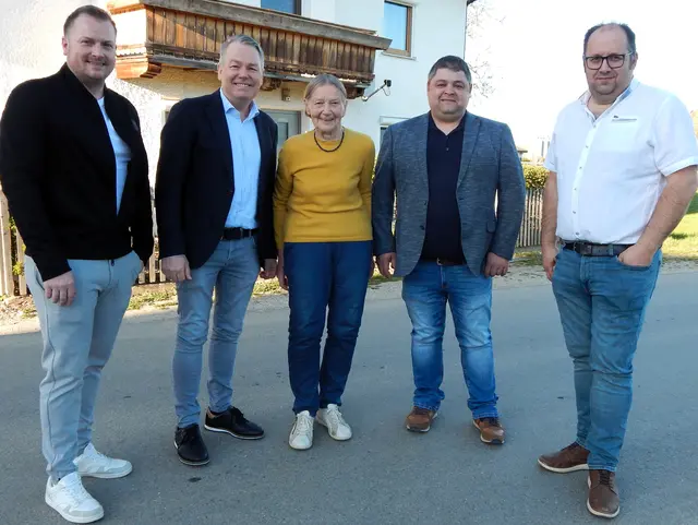 Gemeindevertreter Rene Feichtenschlager, Bürgermeister Erich Priewasser, Elisabeth Reinthaler , Gemeindevertreter Gerhard Schickbauer und Gemeindevertreter Ferdinand Hintermair. | Foto: Gemeinde Höhnhart