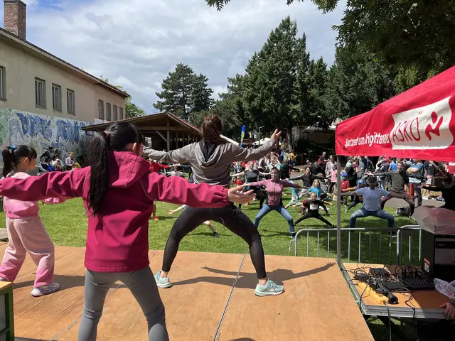 Eine Bühnenshow wird den ganzen Tag über geboten. | Foto: WAT 20