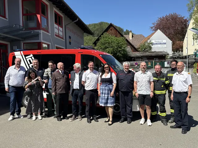 Die Freue über das neue Fahrzeug ist bei der Feuerwehr groß, bei der offiziellen Präsentation waren auch einige Vertreter der Gemeinde anwesend. | Foto: FF St. Lorenzen im Mürztal