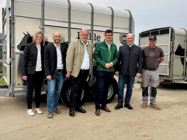 LHStv. Martin Gruber überzeugte sich gemeinsam mit Feldkirchens Bürgermeister Martin Treffner, Maschinenring-Geschäftsführer Eduard Gaggl und Projektleiter Gregor Tschernitz vor Ort von dem neuen Gerät,  | Foto: Büro LHStv. Gruber/Gamper