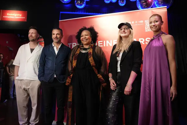 ESC-Scout Peter Schreiber, sowie die ehemaligen ESC-Teilnehmerinnen und Teilnehmer Manuel Ortega, Kim Cooper, Julia Steen und Kaleen kamen ins Tussauds und begrüßten Fans. | Foto: Sade Jerabek/MeinBezirk
