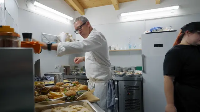 Alain Weissgerber in seinem Küchen-Element | Foto: Puls4