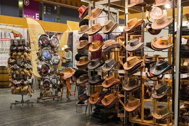 Auf der Messe gibt es ein riesiges Angebot an Reitsportartikeln. | Foto: Michael Graf