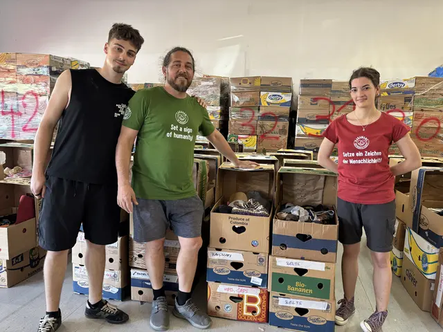 Alles eingepackt: Pascal Violo (Mitte) mit den beiden Helfern Bence und Marie | Foto: Elisabeth Kloiber/MeinBezirk
