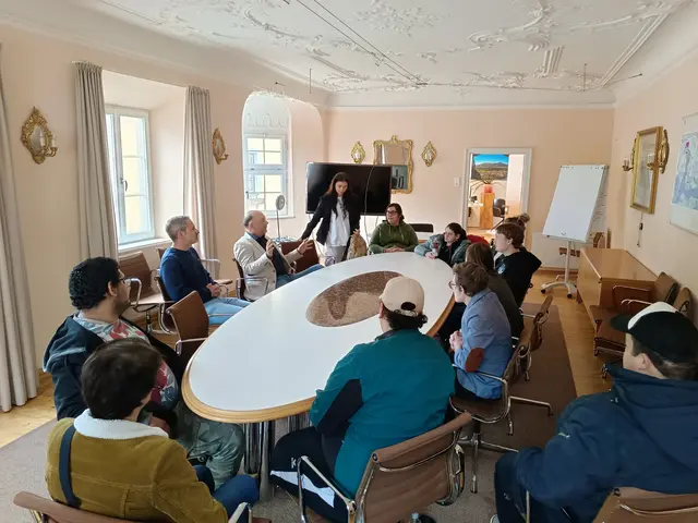 Die Jugendlichen tauschten sich mit dem Bürgermeister über ihre Kunstwerke aus.  | Foto: AufBauWerk