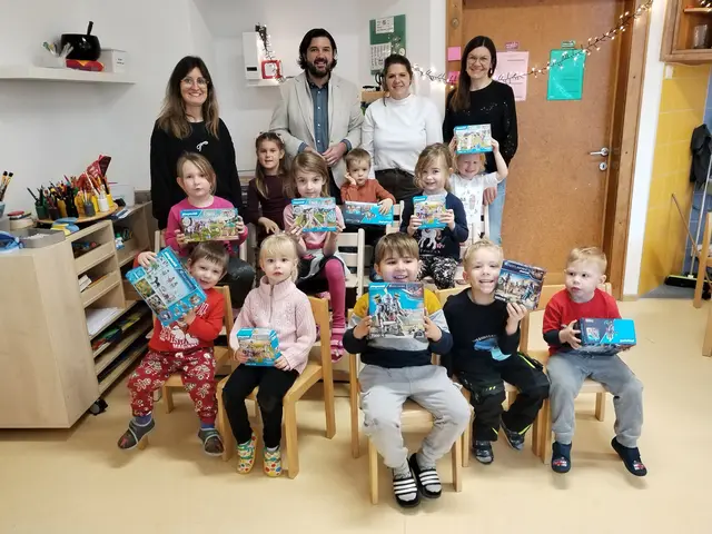 Die Kinder in den Bildungseinrichtungen durften sich über Playmobil-Spiele freuen. | Foto: Gemeinde Oberschützen