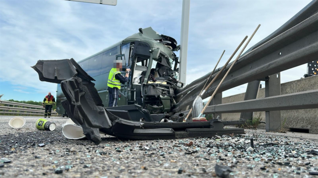 Schwerer Unfall auf S33 – Bundesheer-Bus kollidiert mit LKW