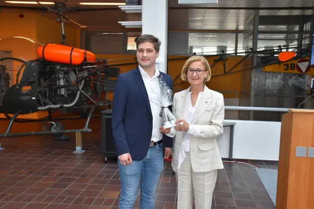 Ein Geschenk vom Schülervertreter der Bundes HTL David Kantner an die Landeshauptfrau. | Foto: Alexandra Goll