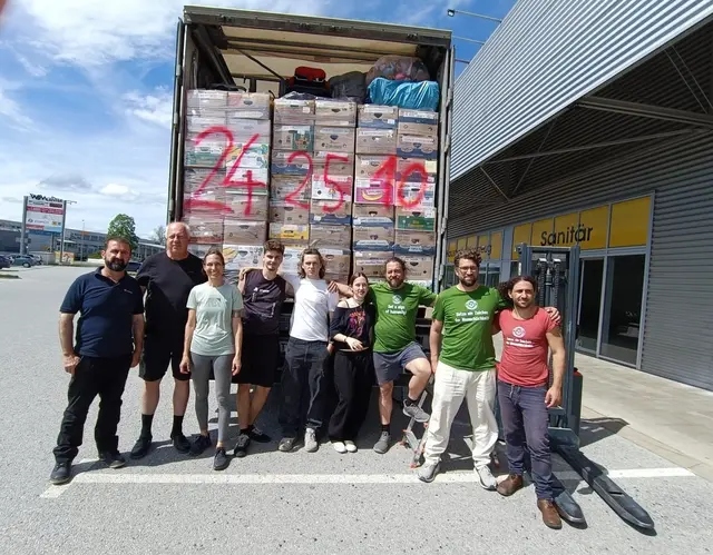 25 Tonnen Hilfsgüter wurden vom Team der "Karawane der Menschlichkeit" gesammelt, sortiert, verpackt und machen sich von Güssing aus auf den Weg nach Lesbos in Griechenland.  | Foto: Karawane der Menschlichkeit