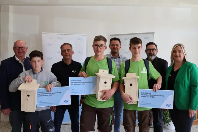 Landesschulinspektor Johann Plakolm, Kevin Schreiber (Landwirtschaftliche Fachschule Vöcklabruck), Markus Putz (AUVA), Jonas Lindenmair, Robert Heidecker und Florian Zauner (Landwirtschaftliche Fachschule Schlierbach), Roland Brenner (Direktor der Berufsschule Kremsmünster), Claudia Hindinger (Landeslehrlingswartin).
 | Foto: AUVA/Kierner