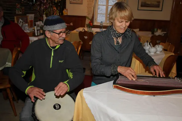 Die Live-Musik kommt von Petra Nachbaur und Wolfgang Fasching. Zwischendurch greifen jedoch auch Fritz Brauchart und Simon Enzi zu den Instrumenten. | Foto: Josef Fürbass