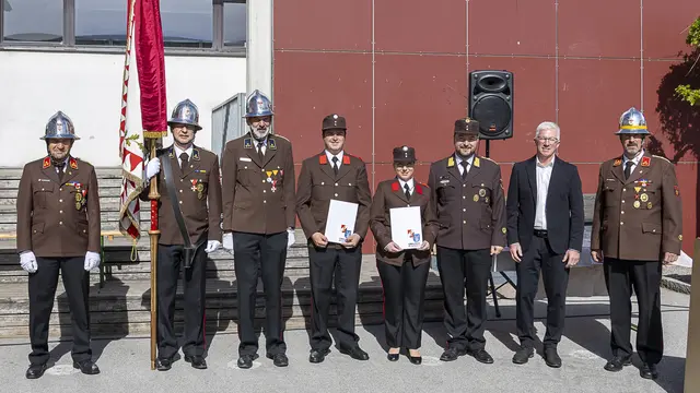 v. l.: Die Fahnenabordnung mit Christian Volderauer, Bruno Rainer und Stefan Abenthung, die Angelobten Markus Wachterund Lisa-Maria Gritsch mit Bezirksschriftführer Thomas Tanzer, Bürgermeister Josef Singer und Kommandant Matthias Saurwein | Foto: Herbert Rainer/Bruno Rainer