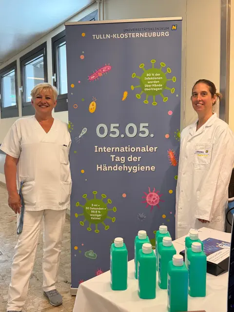 Ursula Strak und Johanna Bockmayer beim Tag der Händehygiene in Klosterneuburg. | Foto: UK Tulln-Klosterneuburg, Standort Klosterneuburg