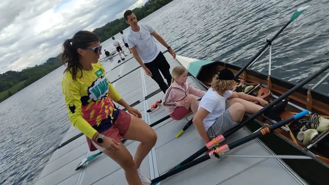 Nach dem Indoor-Training geht es unter Anleitung von Magdalena Lobnig auf das Wasser. | Foto: Mittelschule Kühnsdorf