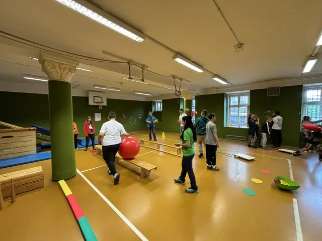 Zum Thema Bewegung konnten sich die Teilnehmerinnen und Teilnehmer im Turnsaal so richtig austoben. | Foto: MeinBezirk/Angelika Kern