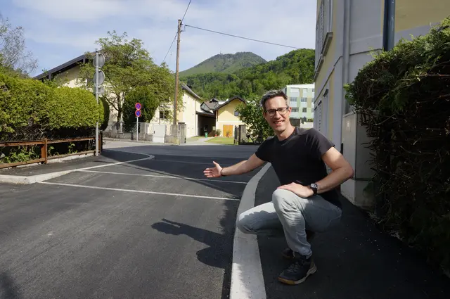 Vizebürgermeister Kay-Michael Dankl bei der errichteten Bremsschwelle in der Grazer Bundesstraße. | Foto: Stadt Salzburg
