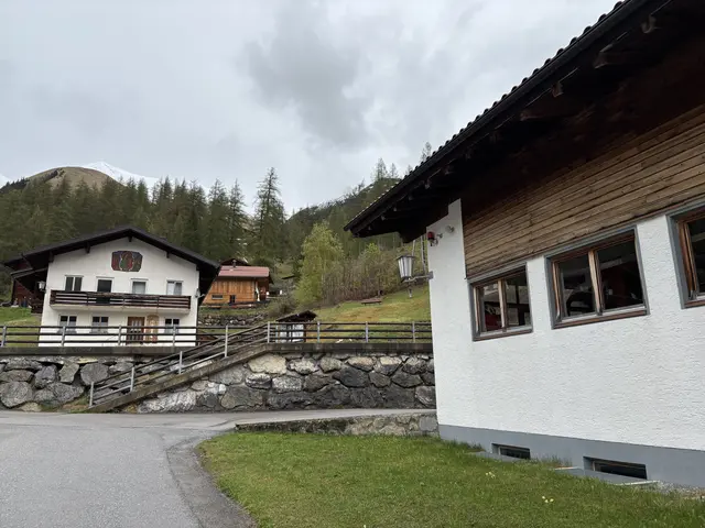Rechts das Gemeindehaus, hinten sieht man das Widum. Dazwischen verläuft die Landesstraße. | Foto: MeinBezirk/Günther Reichel