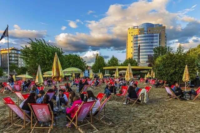 Zahlreiche Locations in Wien bieten zum ESC ein Public Viewing in Wien an, wie etwa die „Strandbar Hermann“ . | Foto: APA-Images / imageBROKER / Karlheinz Irlmeier