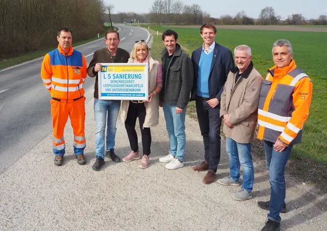 Gemeinsam für die Sanierung: Andreas Hagenauer (Straßenmeisterei Groß Enzersdorf), Landtagsabgeordneter Dieter Dorner, Dagmar Zier (Bürgermeisterin von Untersiebenbrunn), Landtagsabgeordneter Rene Lobner, Peter Swoboda (Leiter-Stellvertreter der Straßenmeisterei Wolkersdorf), Christian Pomassl (Leiter der Straßenmeisterei Groß Enzersdorf) und Siegried Nemeth (Gemeinde Leopoldsdorf im Marchfeld).

 | Foto: Land NÖ
