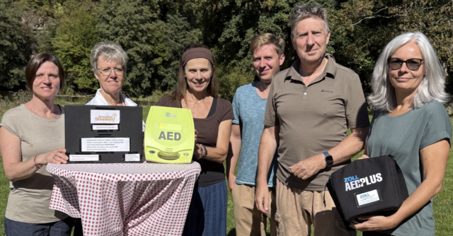 Initiative bringt Defibrillator für Sport- und Freizeitareal