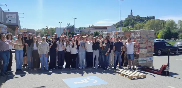 Schüler des BORG Güssing sowie viele Helferinnen und Helfer unterstützen das Team beim Sortieren und Beladen des Lkw.  | Foto: Karawane der Menschlichkeit