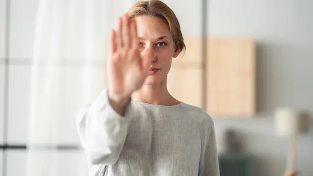 Der Landesrechnungshof prüfte Förderungen für Gewaltschutz und -prävention für Frauen im sozialen Nahraum. Der Landesrechnungshof sieht trotz ausgebauter Schutzangebote weiteren Verbesserungsbedarf bei Kapazitäten, Förderabwicklung und Datenauswertung. | Foto: Shutterstock