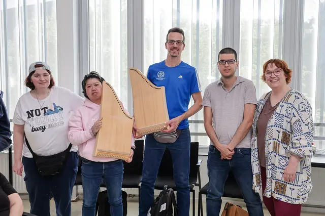 Mit sogenannten Veeh-Harfen wurde für einen musikalischen Rahmen gesorgt. Barbara Himberger-Kolba (r.) begleitete und unterstützte das Ensemble.   | Foto: Richard Pobaschnig