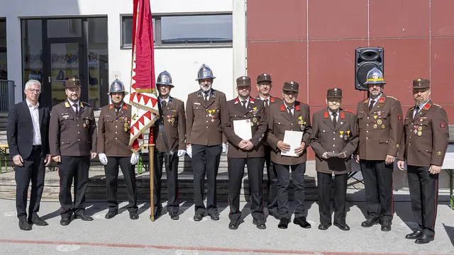 v. l.: Bürgermeister Josef Singer, Bezirksschriftführer Thomas Tanzer, die Fahnenabordnung, die Geehrten Stefan Rimml, Hans Payr (beide 25 Jahre), Konrad Kugler (50 Jahre) und Johann Pittl (60 Jahre) mit Kommandant Matthias Saurwein und Kommandantstellvertreter Josef Wimmer | Foto: Herbert Rainer/Bruno Rainer
