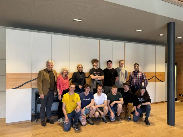 „Vier vereint“ – der neue Schrank für den Pfarrsaal Mils kommt gleich vier örtlichen Organisationen zugute. | Foto: TFBS Holztechnik Absam