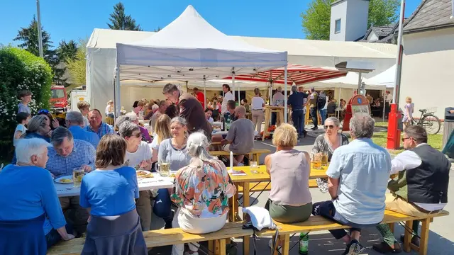 Aufgrund des wunderbaren Wetters nutzen zahlreiche Gäste auch den Bereich vor dem Zelt. | Foto: FF Thondorf