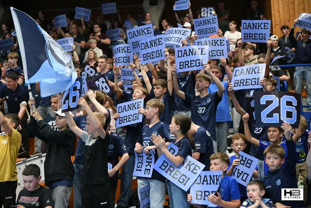 Ein Dankeschön der Fans an Martin Breg, der langjährigen Mannschaftsstütze der Brucker Handballer | Foto: Bernd Haider