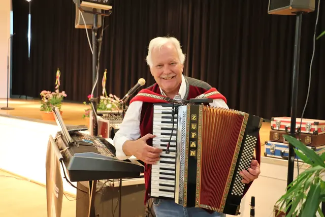 Jeff Rupp traf genau den richtigen Ton und spielte für die Pensionisten gern gehörte Lieder.  | Foto: Edith Ertl