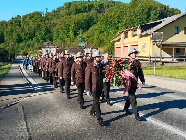 Gemeinsam mit dem Musikverein marschierten die Feuerwehrmitglieder zur Pfarrkirche. | Foto: FF Rabenstein