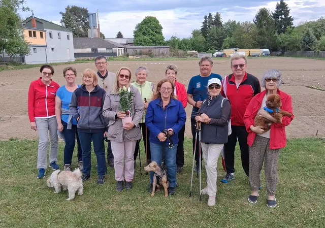 Die "Geburtstagswalker": Karla Schöll, Ursula Wildzeiss, Maria Schweikert, Erich Schock, Geburtstagskind Christine Scharka, Maria Schock, Rita Schwarz, Susanne Hausensteiner, Erwin Grössing, Renate Schubert, Werner Schöll und Helga Hafenscher.
 | Foto: Werner Schöll