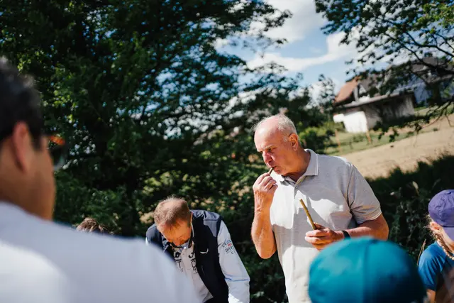 Natürlich musste auch die Funktion der Maipfeiferl überprüft werden. | Foto: Julia Kerschbaumer