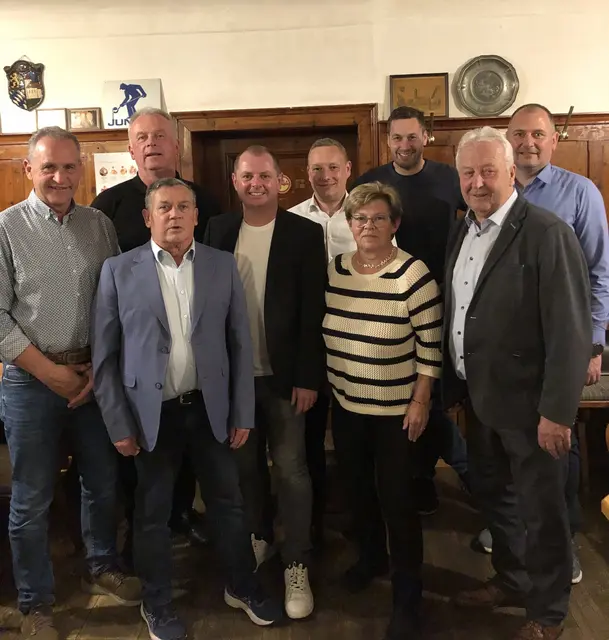 Alter und neuer Vorstand. | Foto: Turn- und Sportunion Burgkirchen