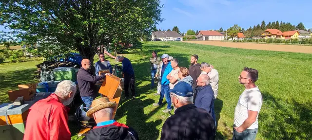 Der Bienenzuchtverein Markt Allhau und Umgebung hielt einen Workshop bei Imkern in Wörterberg ab. | Foto: BZV Markt Allhau und Umgebung