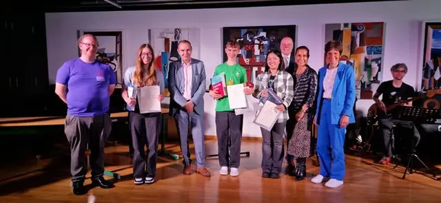 Die Sieger mit Ehrengästen und Schulleiterin Brigitte Reisinger (r.). | Foto: BRG Schärding
