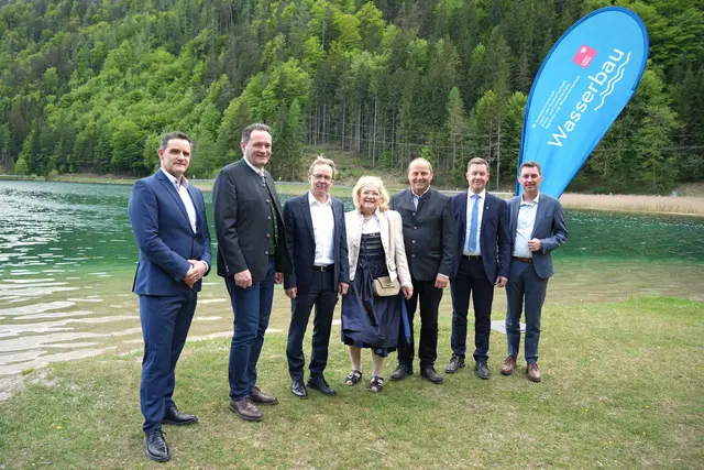 Leonhard Fischer (ehemaliger Obmann), Bundeminister Norbert Totschnig, Bürgermeister Georg Hochfilzer (Waidring), Brigitte Lackner (ehemalige Bürgermeisterin von St. Ulrich), LH-Stv. Josef Geisler, Bgm. Martin Mitterer (St. Ulrich) und Markus Federspiel (v. li.). | Foto: Land Tirol/Schallhart