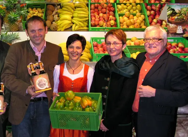 Aus dem Archiv: Vor 20 Jahren bei der Eröffnung mit dabei. Von links: Franz und Sandra Haslehner, Herta Bauer, und der seinerzeitige Vizebürgermeister Hans Högl. | Foto: Franz Gruber